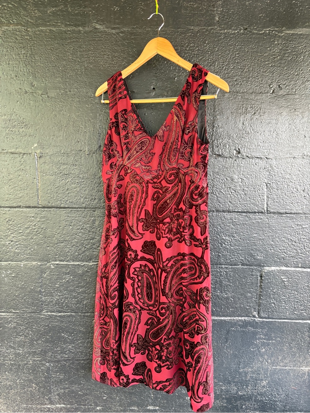 Lulakate Sleeveless Paisley V-Neck Midi Dress in Burgundy Size 8